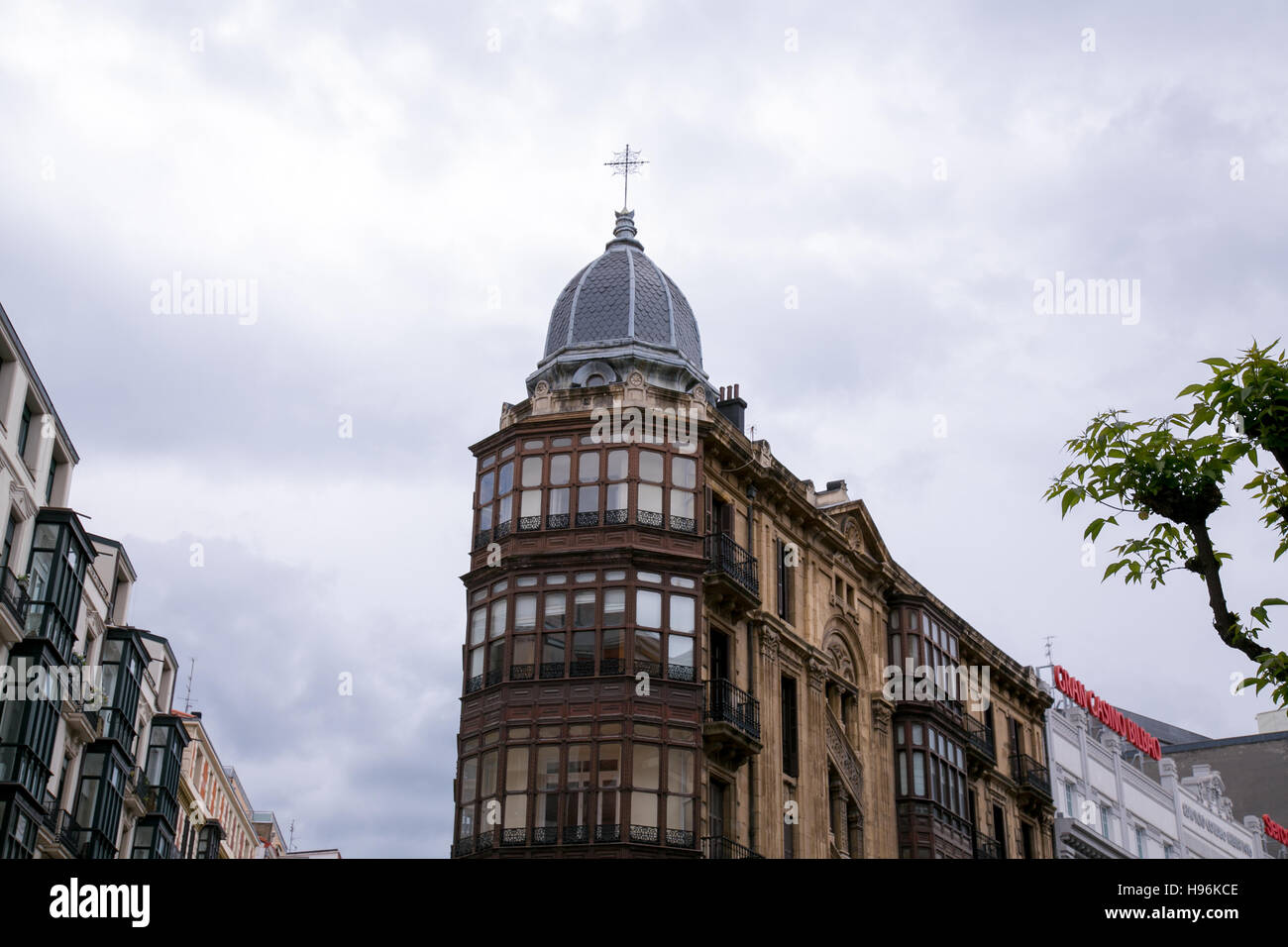 Dome en haut d'un immeuble à Bilbao, en Espagne. Banque D'Images