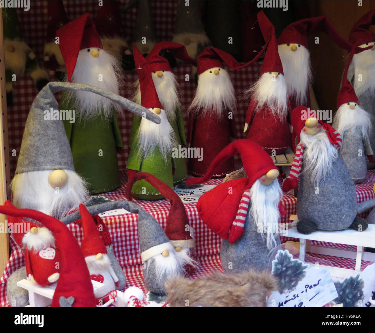 Marché de Noël, le Château de Hohenzollern Hechingen, Allemagne, une collection de tissu peluche lutins et le Père Noël chiffres Banque D'Images