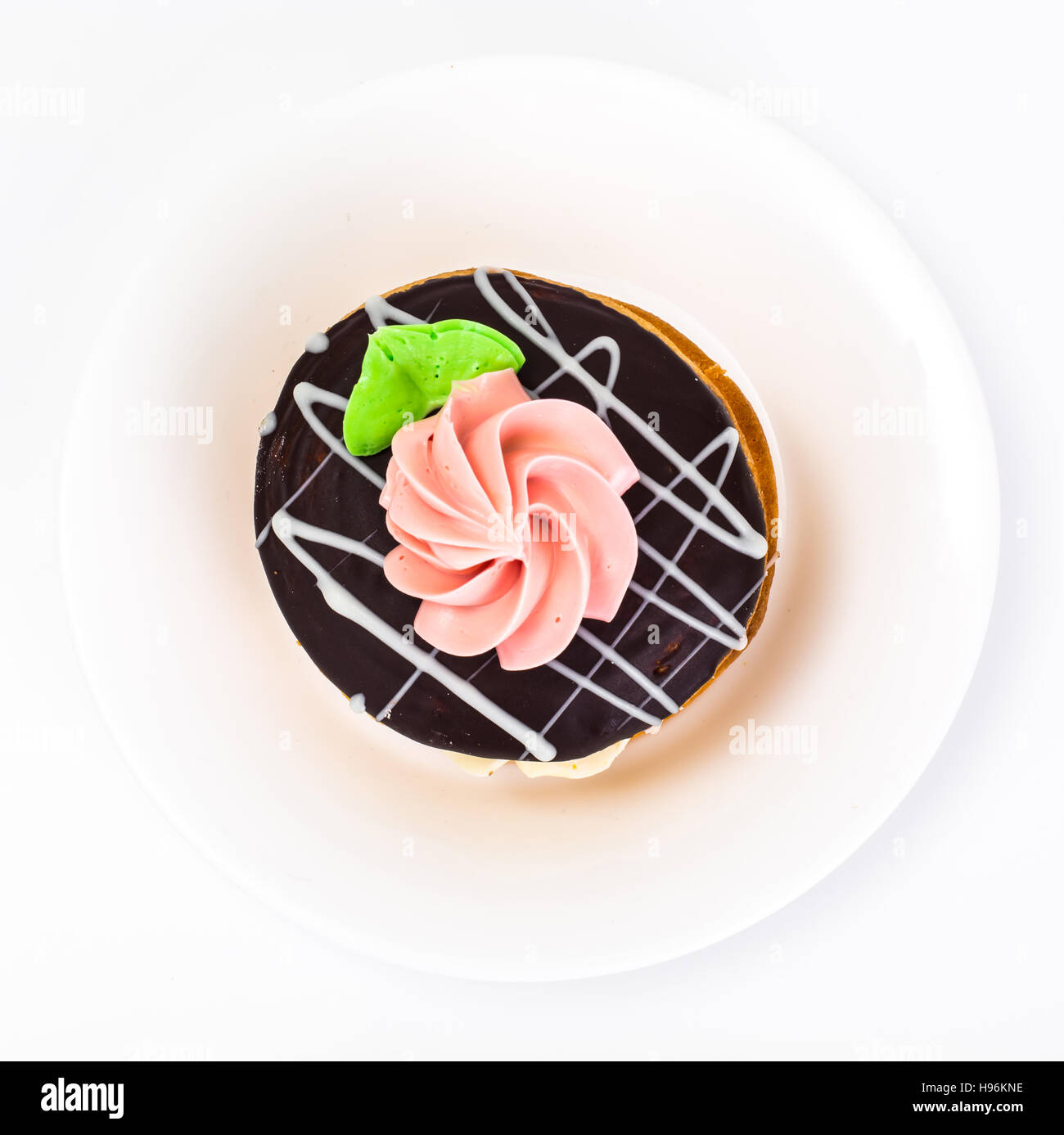 Gâteaux biscuits colorés avec du glaçage de bush et sa crème anglaise le remplissage. Studio Photo Banque D'Images