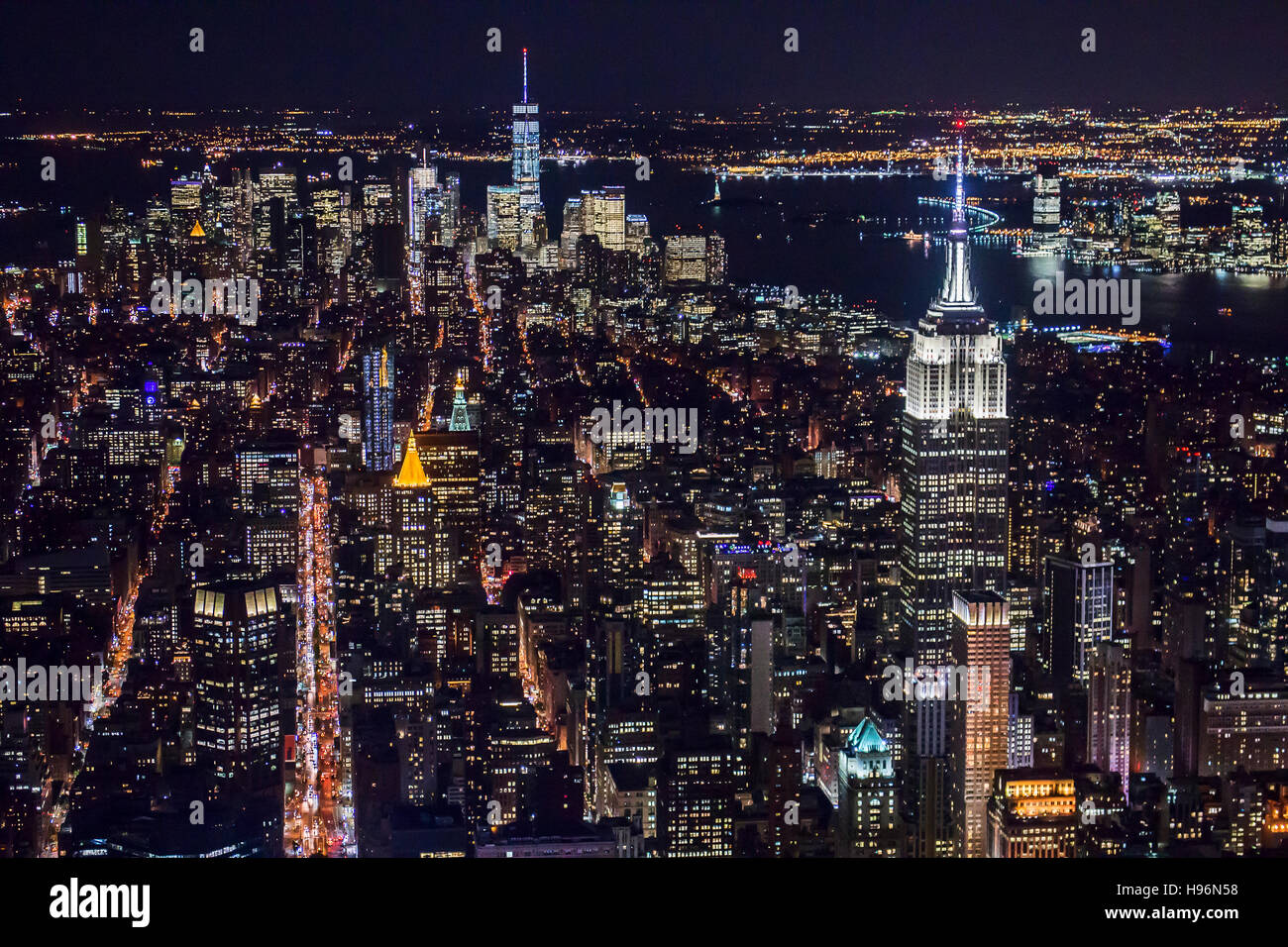 USA, New York, New York, Manhattan, vue aérienne d'allumé skyline at night Banque D'Images