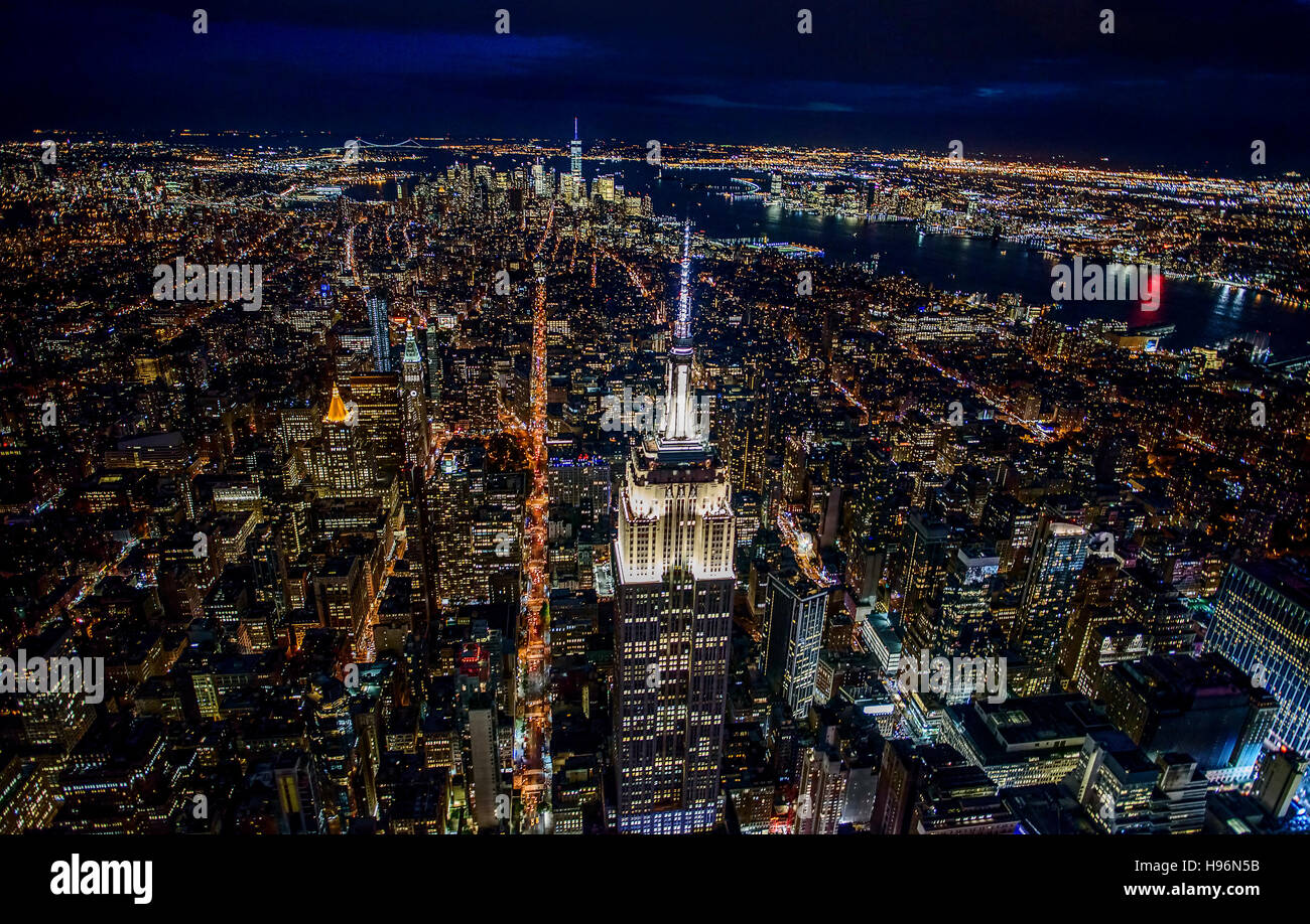USA, New York, New York, Manhattan, vue aérienne d'allumé skyline at night Banque D'Images