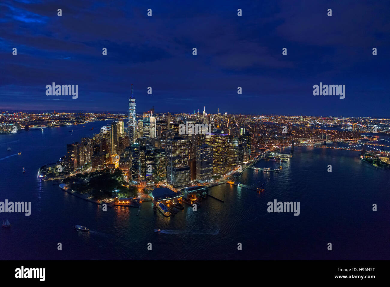 USA, New York, New York, Manhattan, vue aérienne de la ville illuminée avec port de nuit Banque D'Images