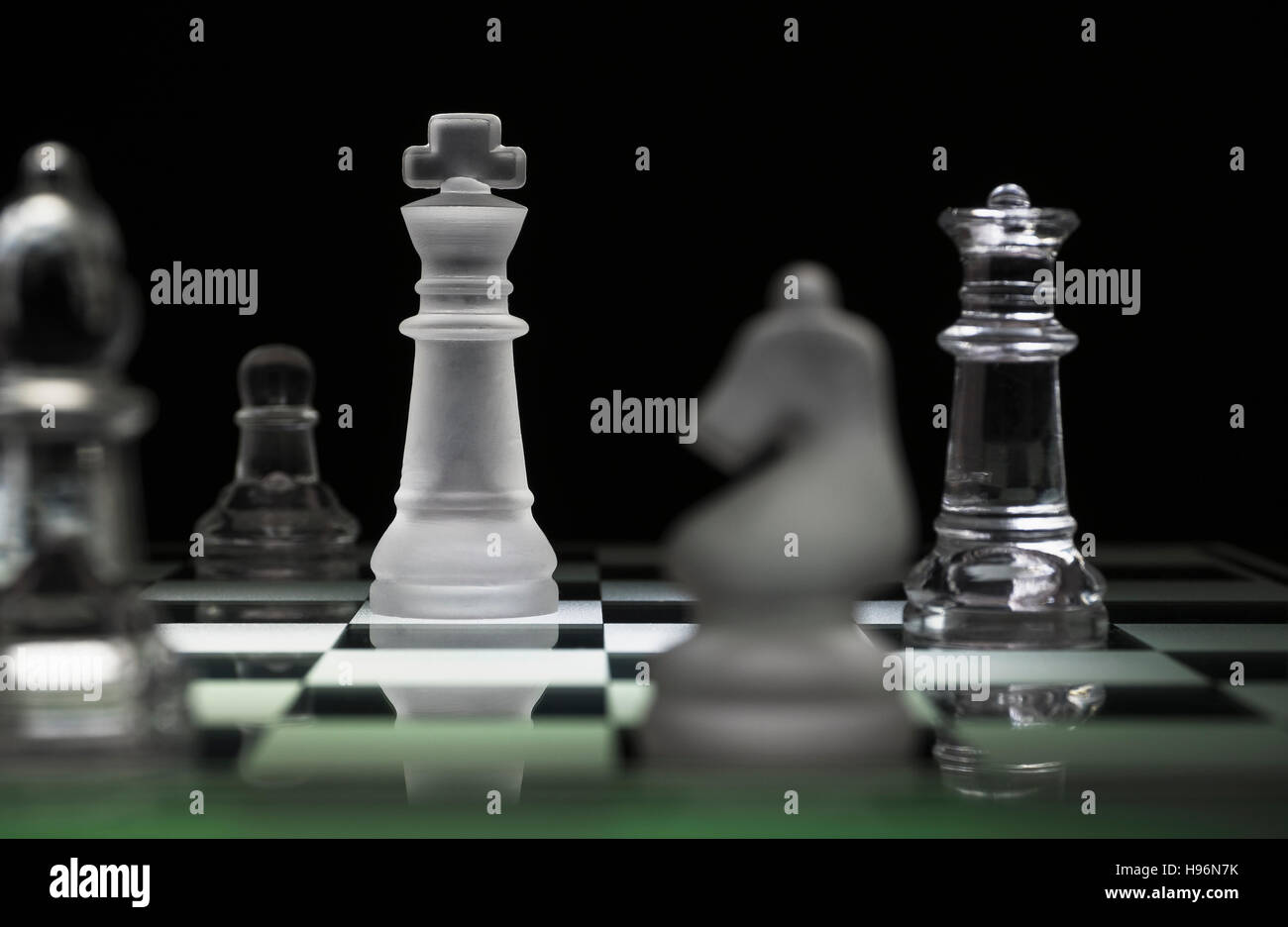 Pièces des échecs sur l'échiquier Banque D'Images