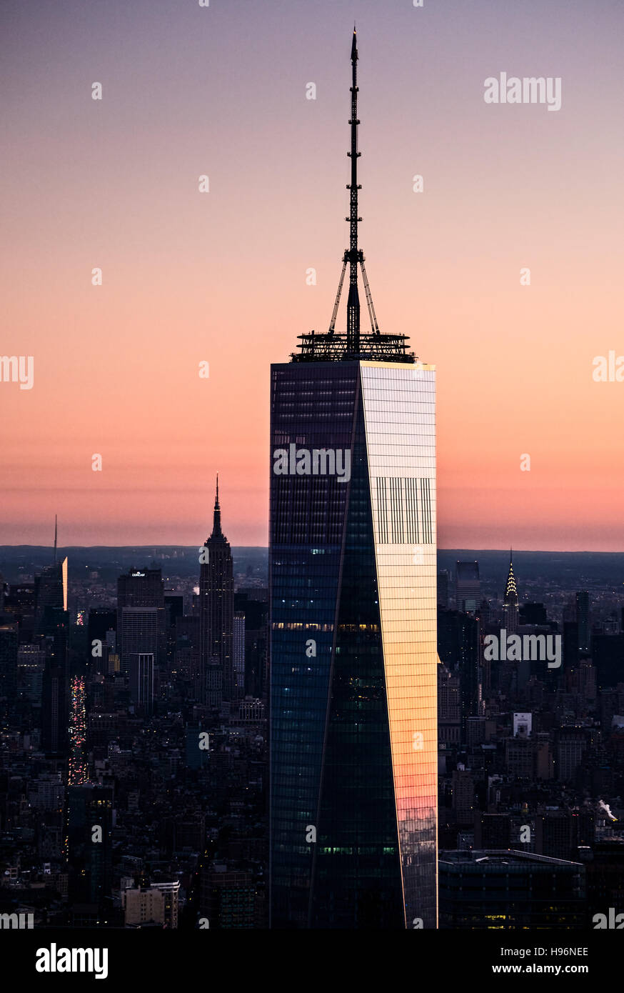 USA, l'État de New York, New York City, un immeuble du World Trade Centre au lever du soleil Banque D'Images