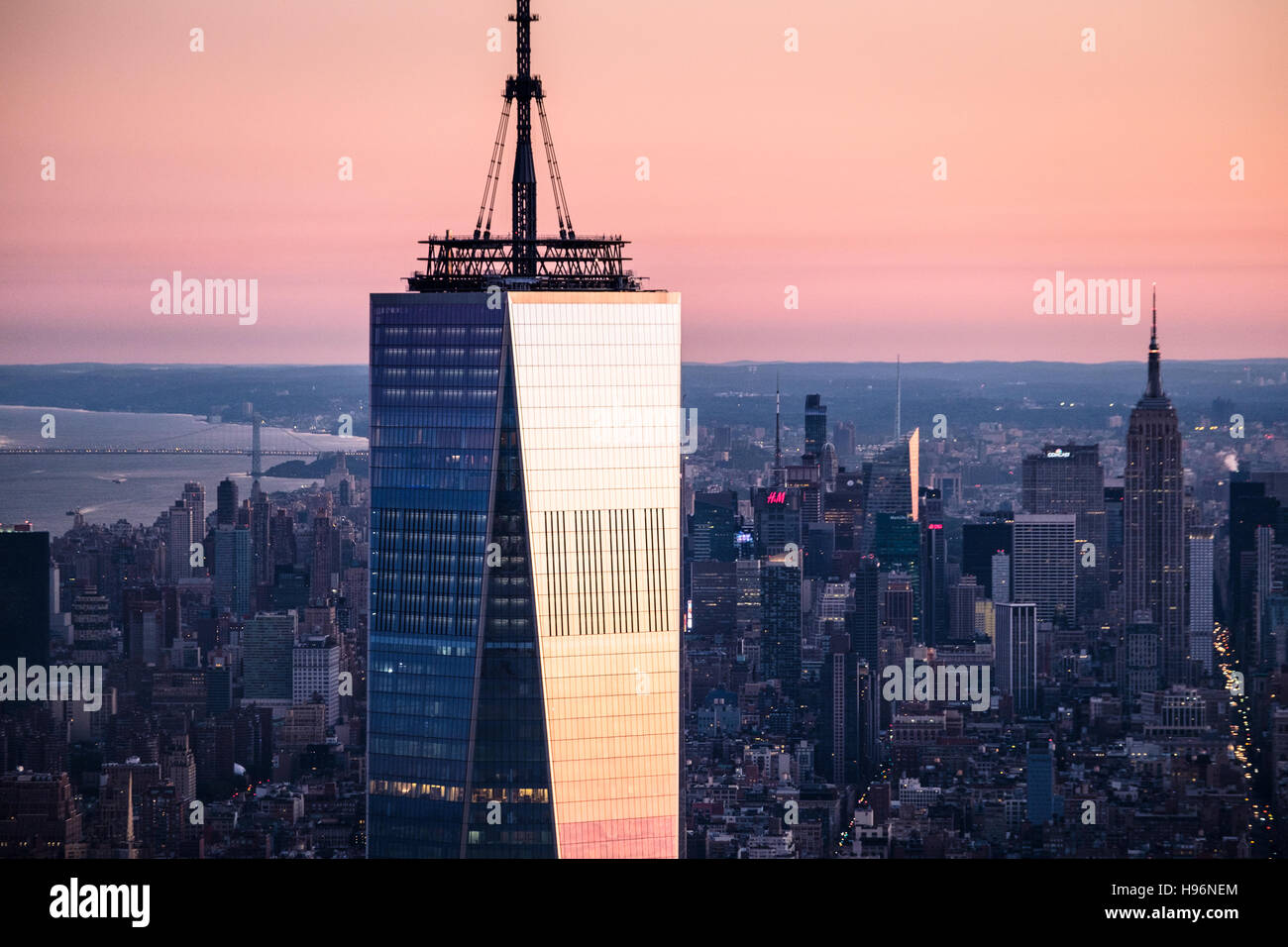 USA, l'État de New York, New York City, un immeuble du World Trade Centre au lever du soleil Banque D'Images