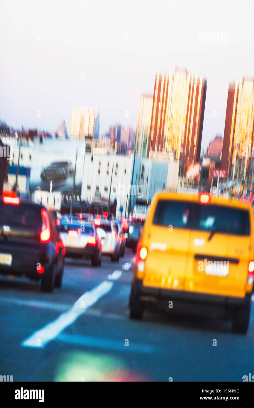 USA, New Jersey, Jersey City, Traffic in city street Banque D'Images