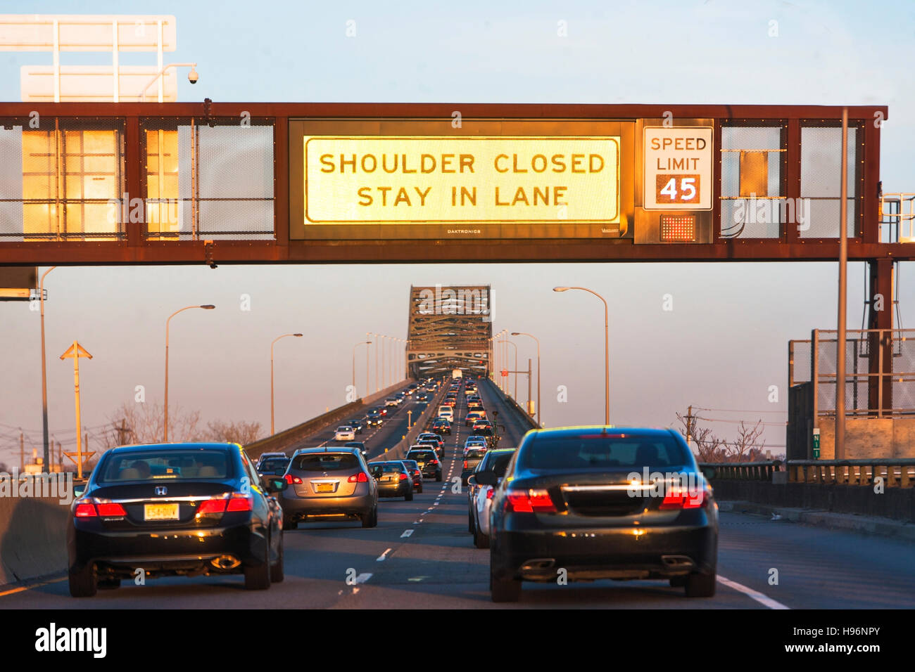 USA, New Jersey, Jersey City, le trafic à l'entrée du pont Banque D'Images
