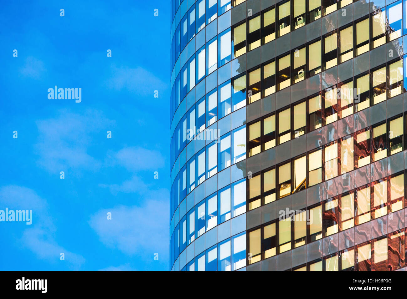 New York, New York City, immeuble de bureaux courbe avec ciel bleu en arrière-plan Banque D'Images