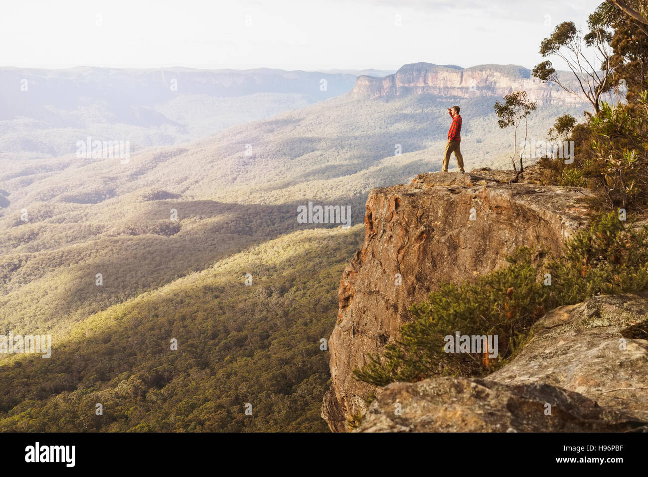 L'Australie, Nouvelle Galles du Sud, péninsule à col étroit, Katoomba, Man looking at view dans les Montagnes Bleues Banque D'Images