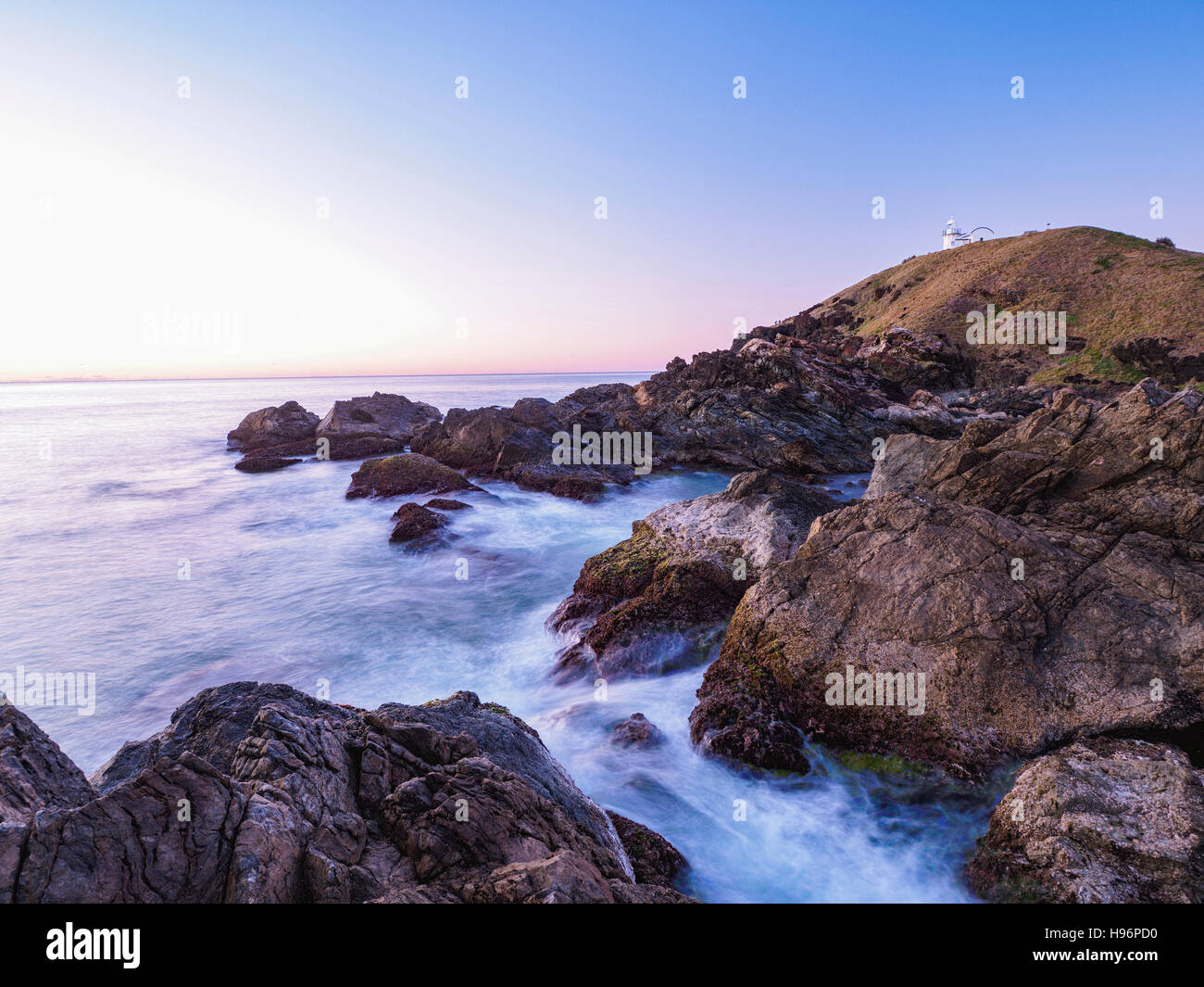 L'Australie, Nouvelle Galles du Sud, Port Macquarie, le phare sur la couche rocheuse au lever du soleil Banque D'Images