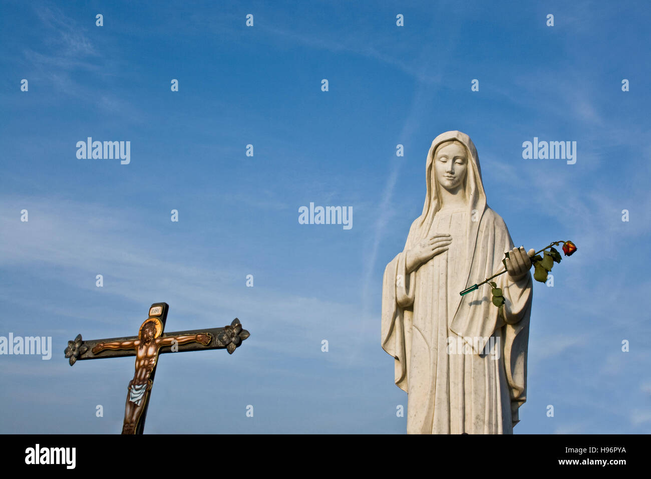 Sainte Vierge Marie statue et une croix dans le sanctuaire de Medjugorje, Bosnie et Herzégovine, de l'Europe Banque D'Images