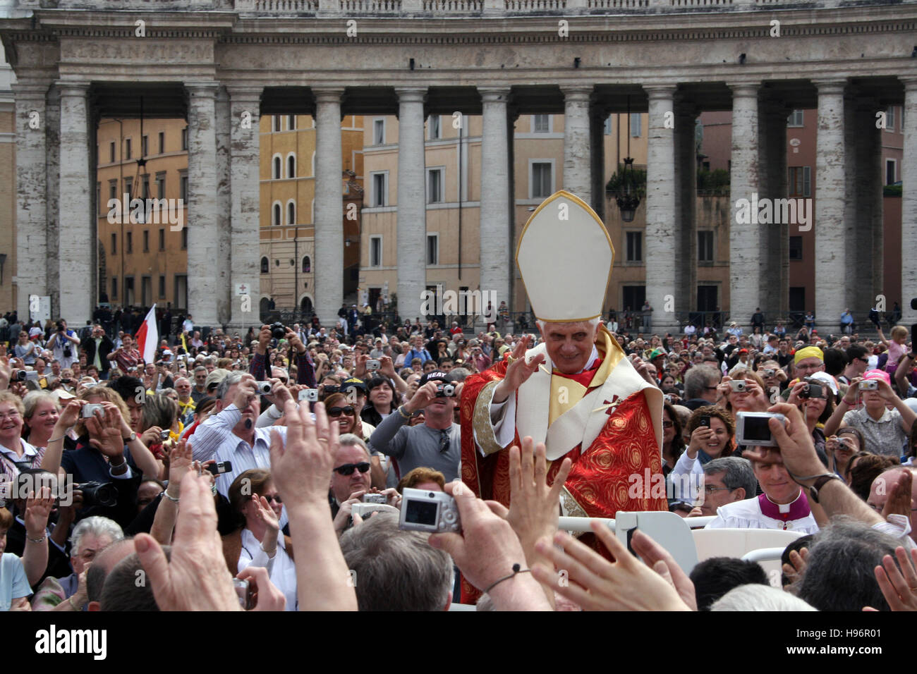 Le pape Benoît XVI célèbre la messe spéciale sur l'anniversaire de la mort de Jean Paul II, Vatican, Italie Banque D'Images