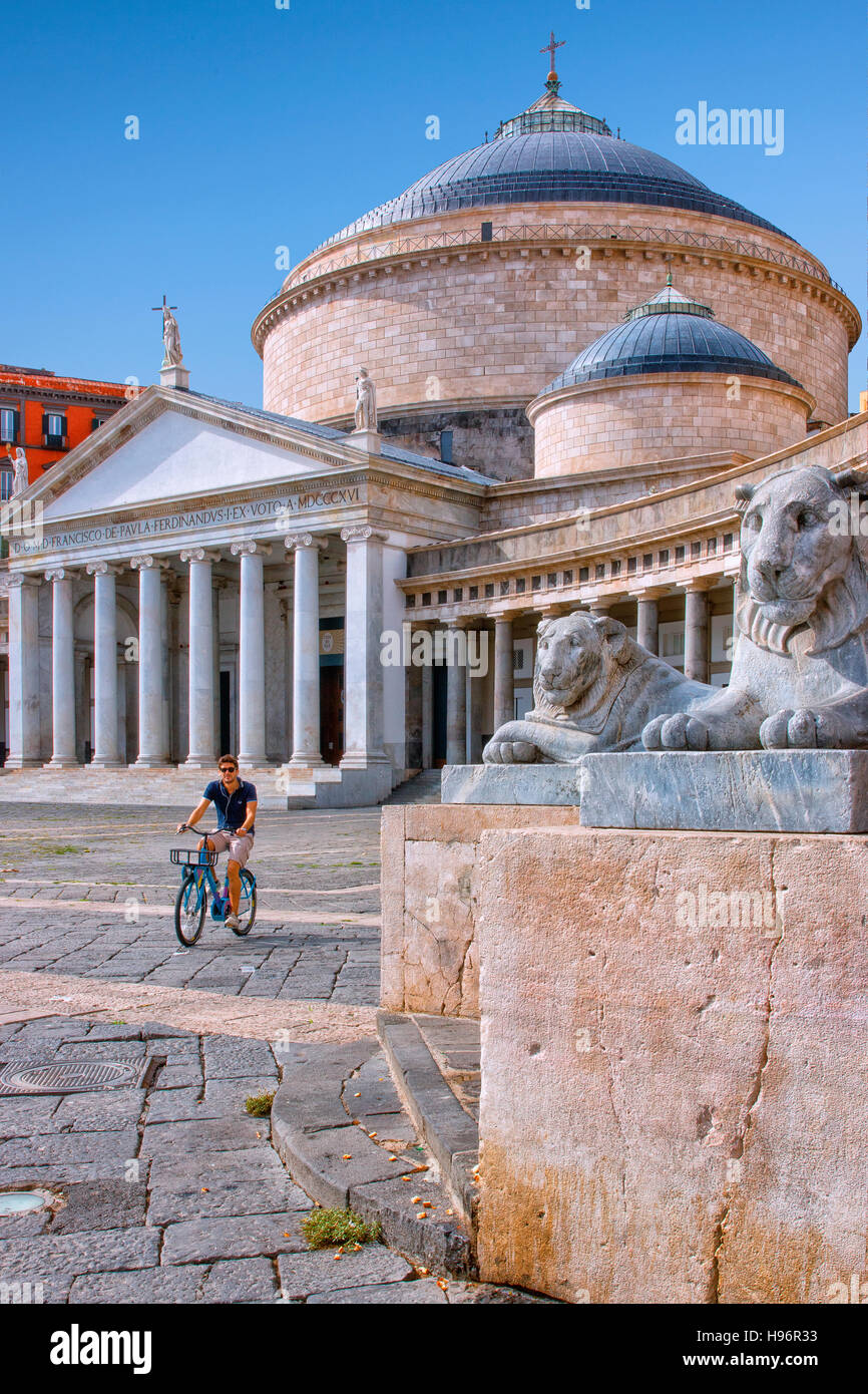 L'église San Francesco di Paola dans del Plebiscito, Naples, Italie Banque D'Images