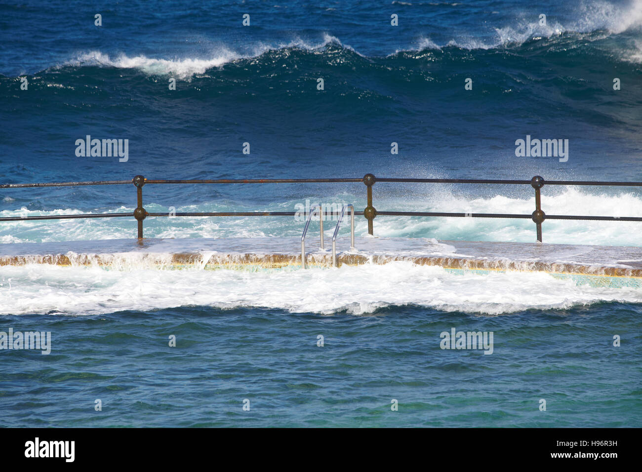 Le ballottement de l'eau de mer dans une piscine d'eau de mer à l'océan Atlantique en Bajamar, Tenerife, Espagne Banque D'Images