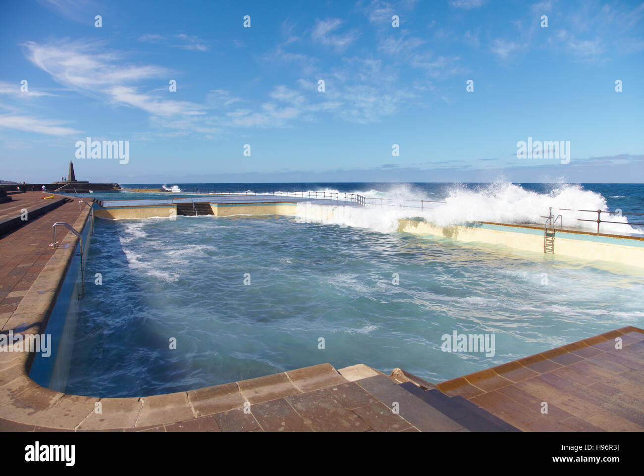 Le ballottement de l'eau de mer dans une piscine d'eau de mer à l'océan Atlantique en Bajamar, Tenerife, Espagne Banque D'Images