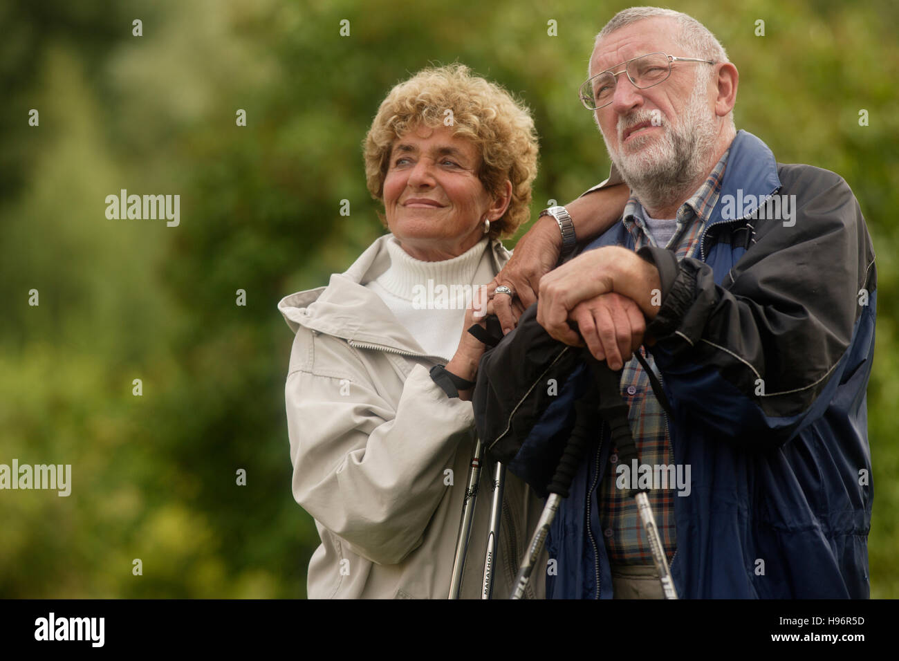 La marche nordique, senior couple Banque D'Images