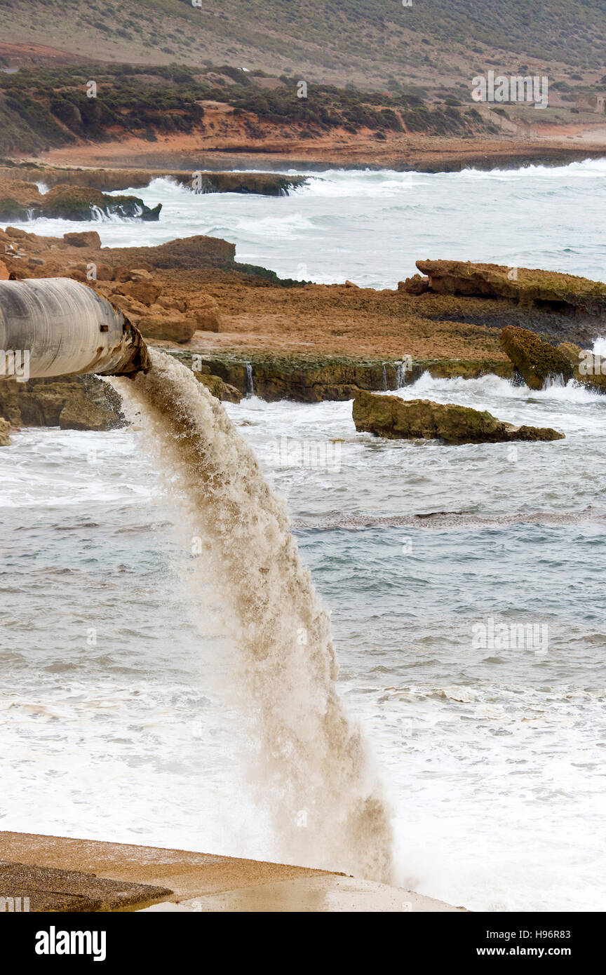 Décharge des déchets de l'industrie du phosphate du tuyau directement dans la mer, Safi, Maroc, Afrique du Nord Banque D'Images