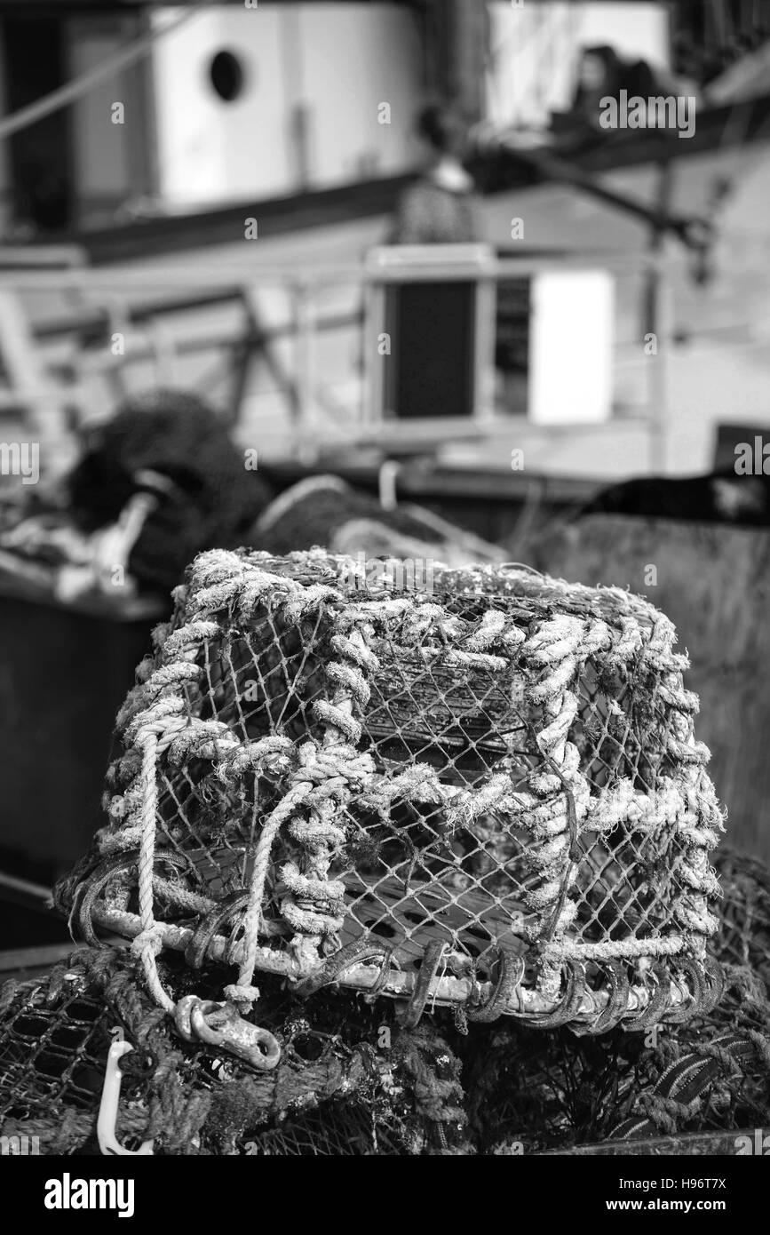 Old vintage handmade rope lobster pot utilisé dans l'industrie de la pêche Banque D'Images