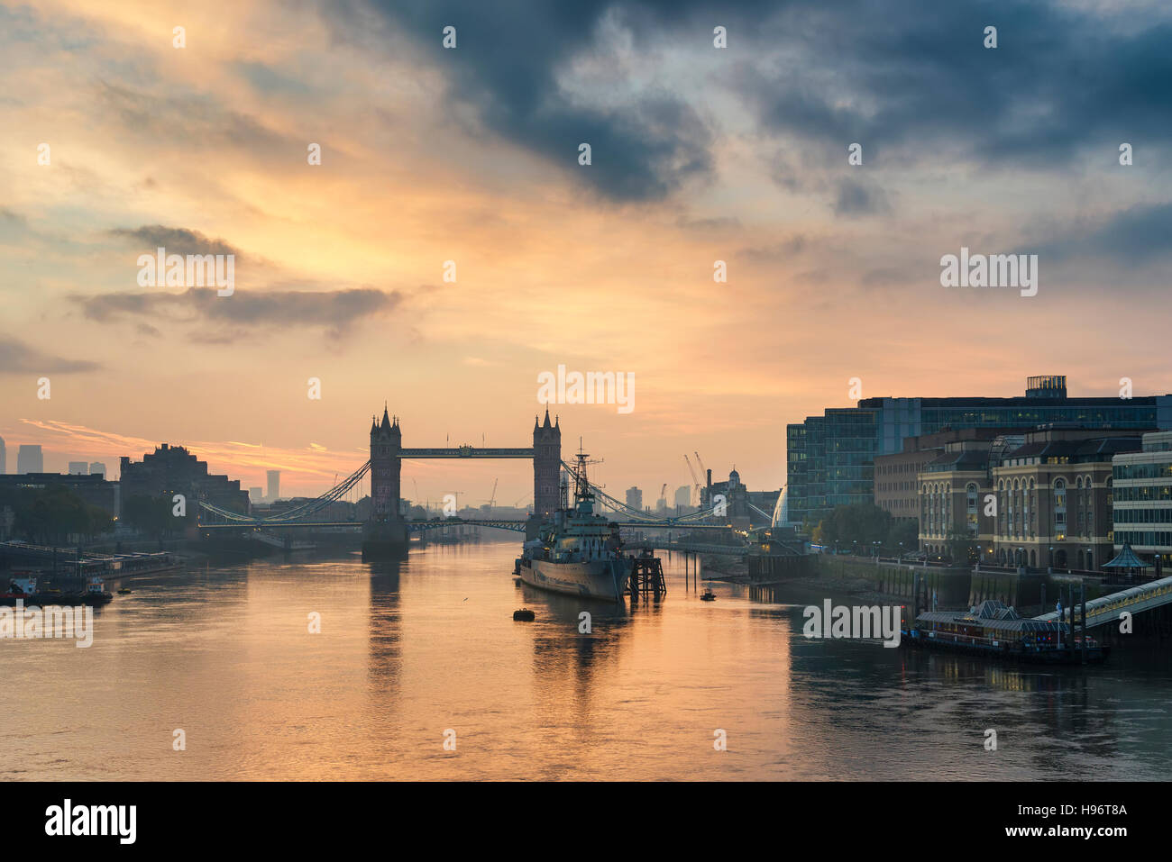 L'automne magnifique lever du soleil sur la rivière Thames et de Tower Bridge à Londres Banque D'Images