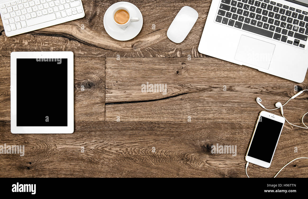 Bureau avec ordinateur portable, bureau, café digital tablet pc, téléphone. Lieu de travail sur fond de bois Banque D'Images