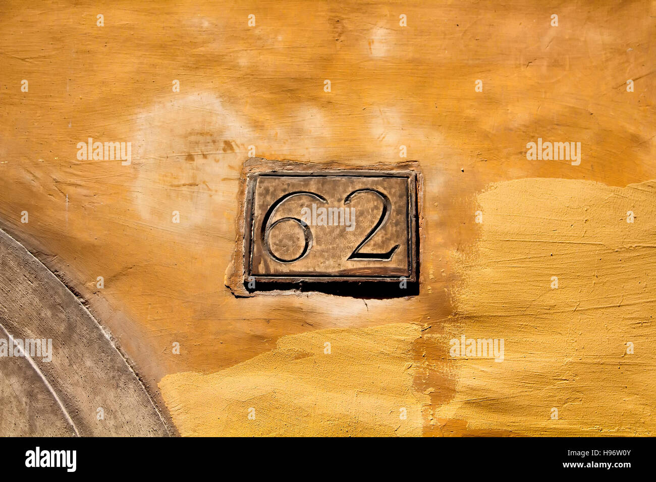 Vue sur le numéro du bâtiment (62 gravé) sur surface de plâtre historique à Rome Banque D'Images