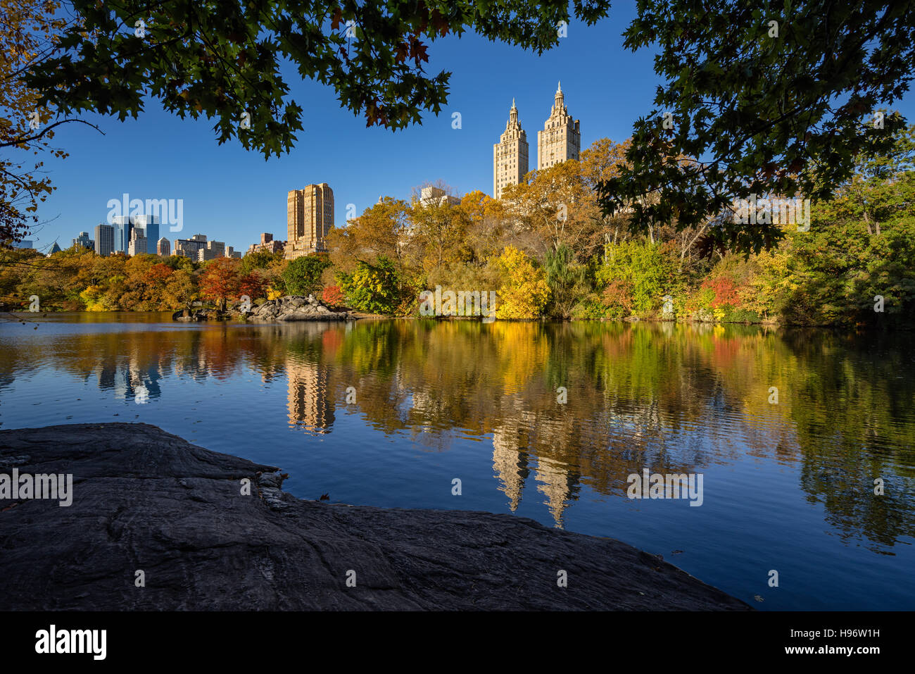 Automne dans Central Park, au bord du lac. Lever du soleil sur la ville colorée avec feuillage de l'automne sur l'Upper West Side. New York City Banque D'Images