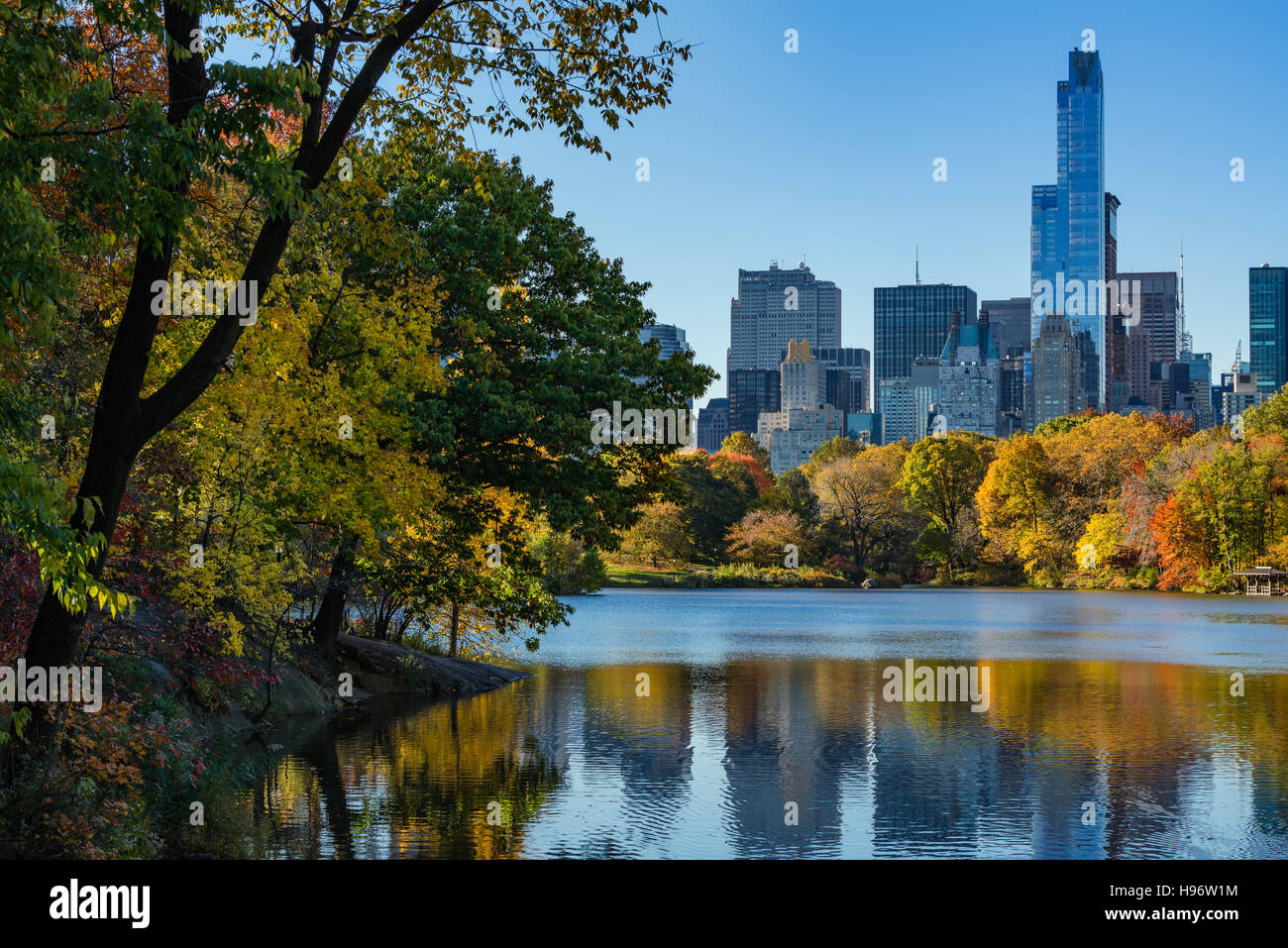 L'automne dans Central Park au lac avec Midtown gratte-ciel. Lever du soleil sur la ville, Manhattan, New York City Banque D'Images