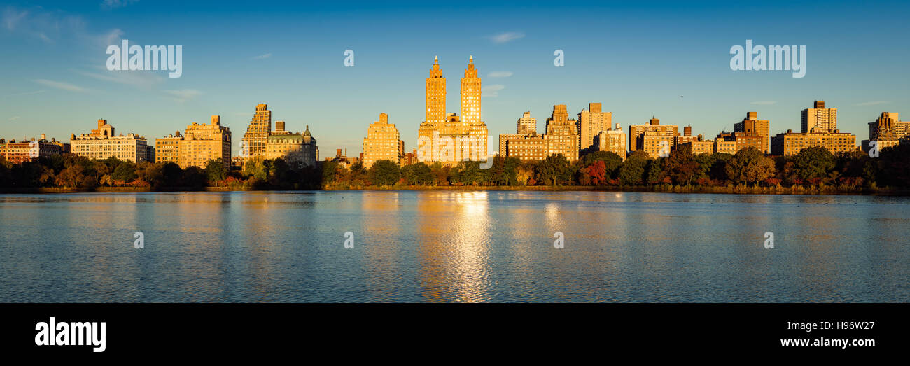 En automne à Central Park le Jacqueline Kennedy Onassis Reservoir. Feuillage de l'automne sur l'Upper West Side, New York City Banque D'Images
