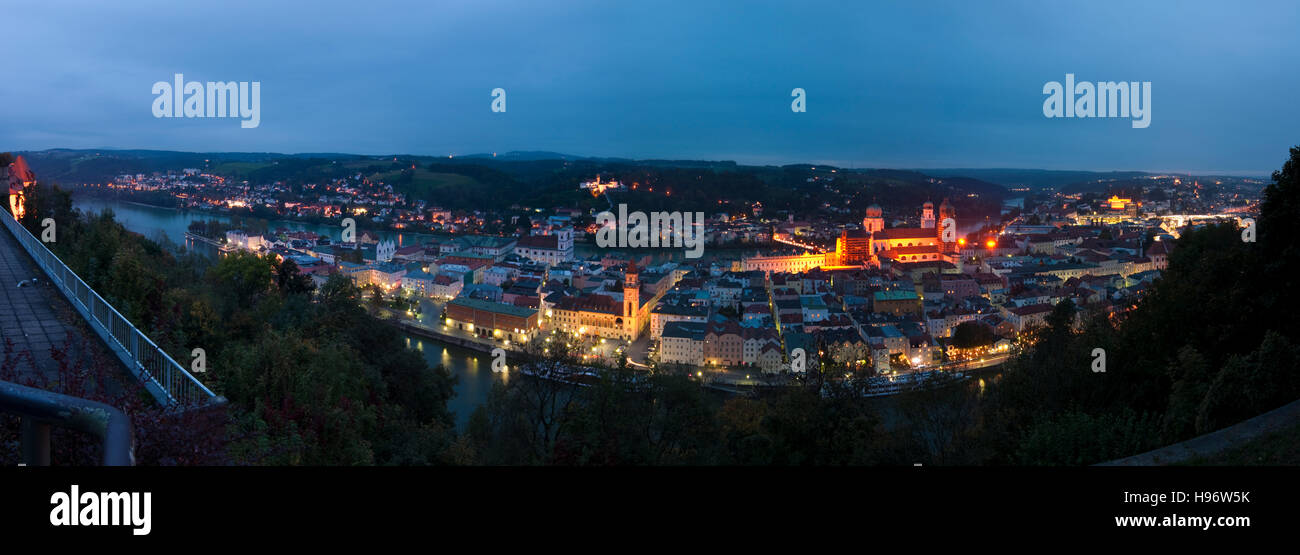 Passau : Vue de Passau , le Danube , River Inn, Niederbayern, Basse Bavière, Bade-Wurtemberg, Bavière, Allemagne Banque D'Images