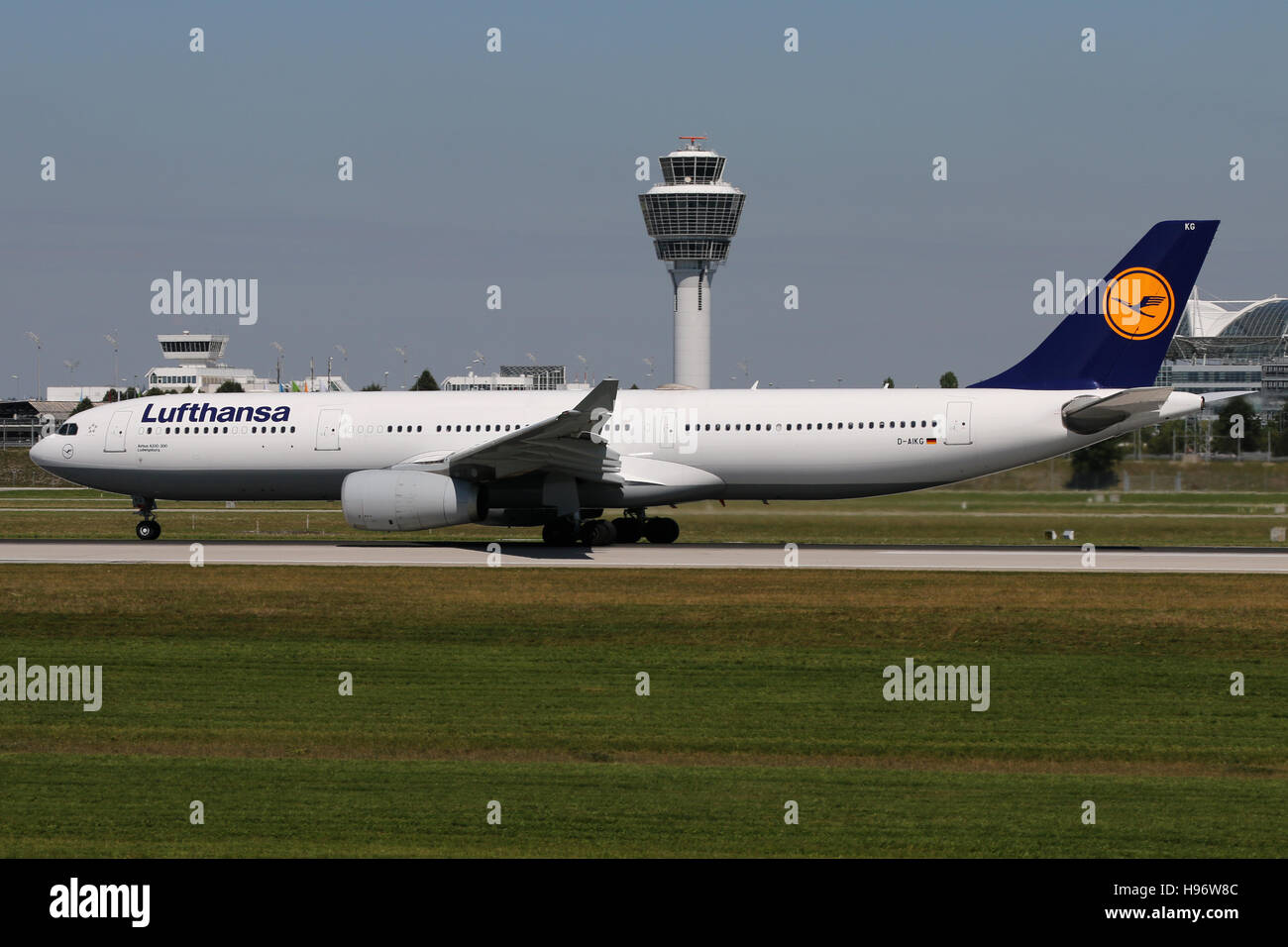 Munich, Allemagne - le 08 août 2016 : Lufthansa et Airbus A330-300 à l'aéroport de Munich Banque D'Images Munich, Allemagne - le 08 août 2016 : Lufthansa et Airbus A330-300 à l'aéroport de Munich Banque D'Images