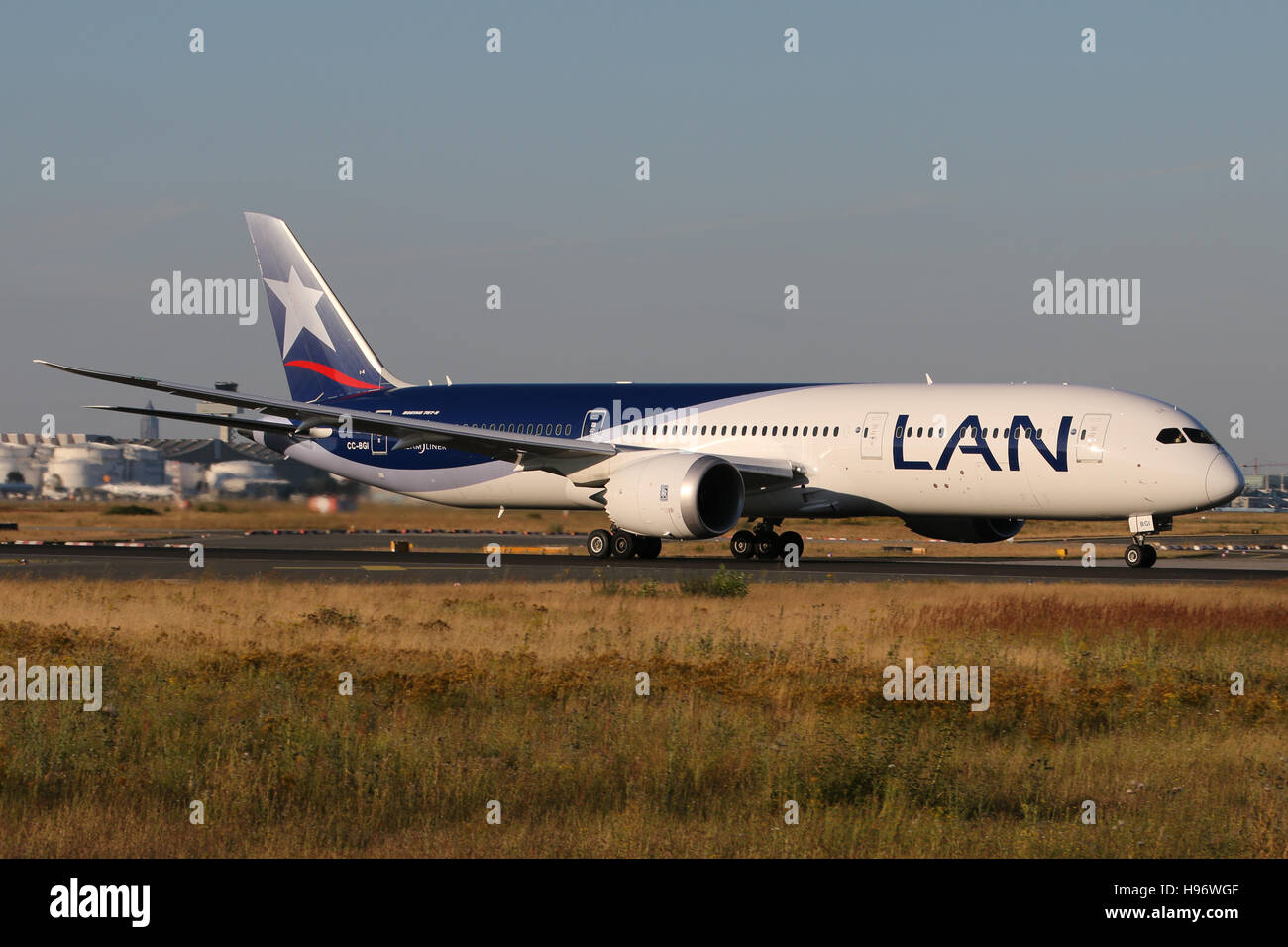 Francfort, Allemagne - le 18 juillet 2016 : LAN, Boeing 787-900 à l'aéroport de Francfort Banque D'Images