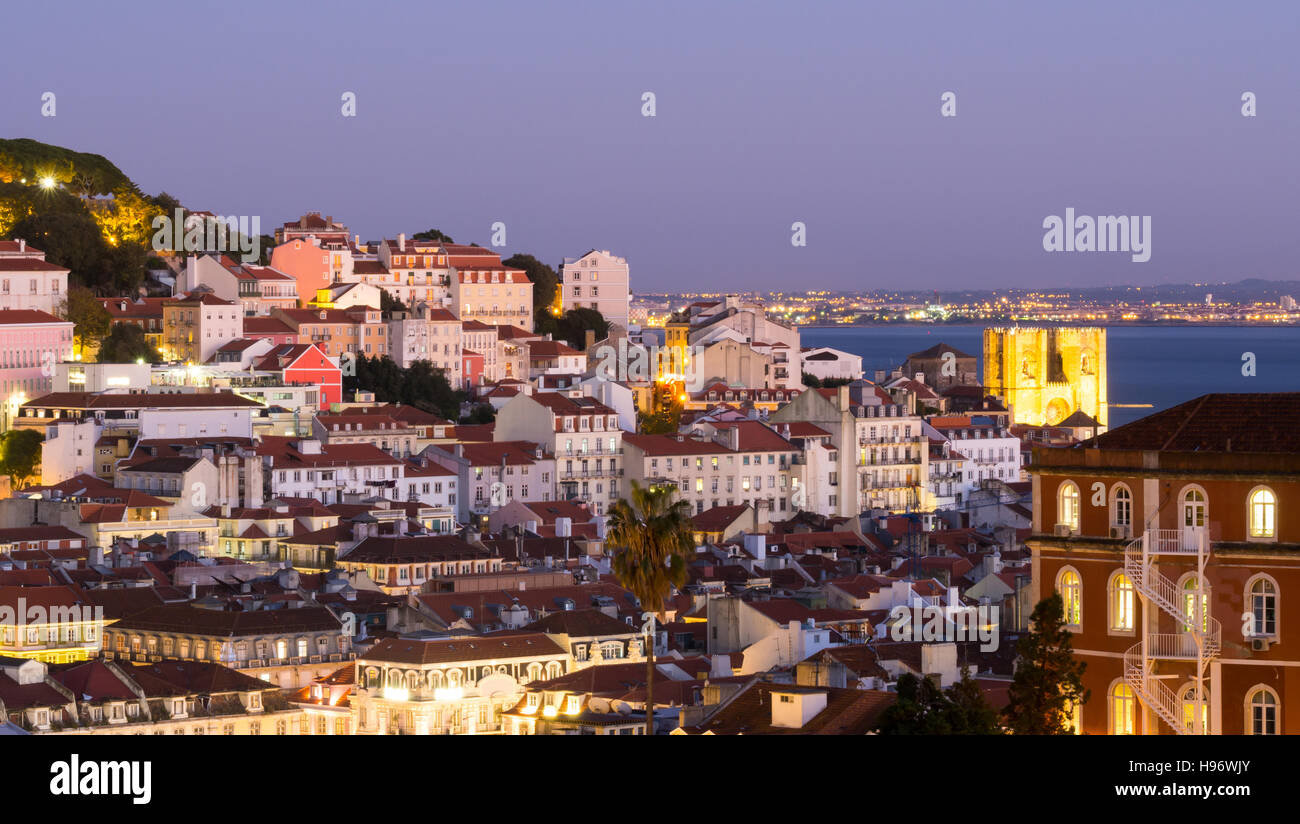 Rues de la région de Lisbonne, Portugal, le Miradouro de São Pedro de Alcantara dans la nuit Banque D'Images