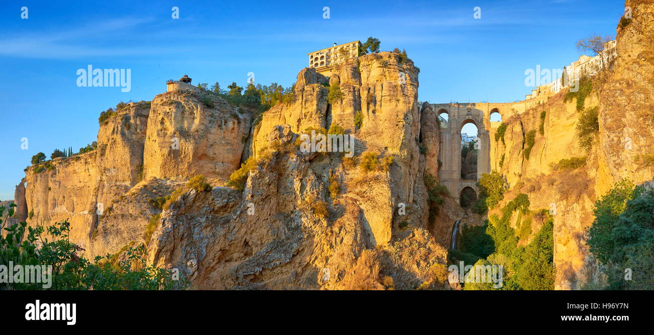 La Gorge El Tajo de Ronda - Canyon, le pont Puente Nuevo, Andalousie, Espagne Banque D'Images