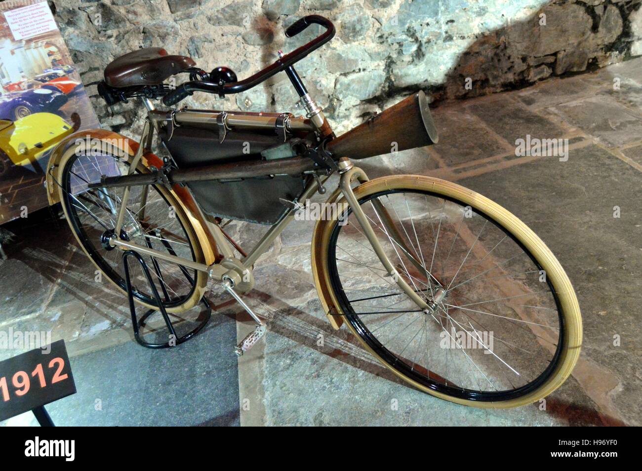 Velo de l'année 1912 avec fixation d'un fusil de chasse Banque D'Images
