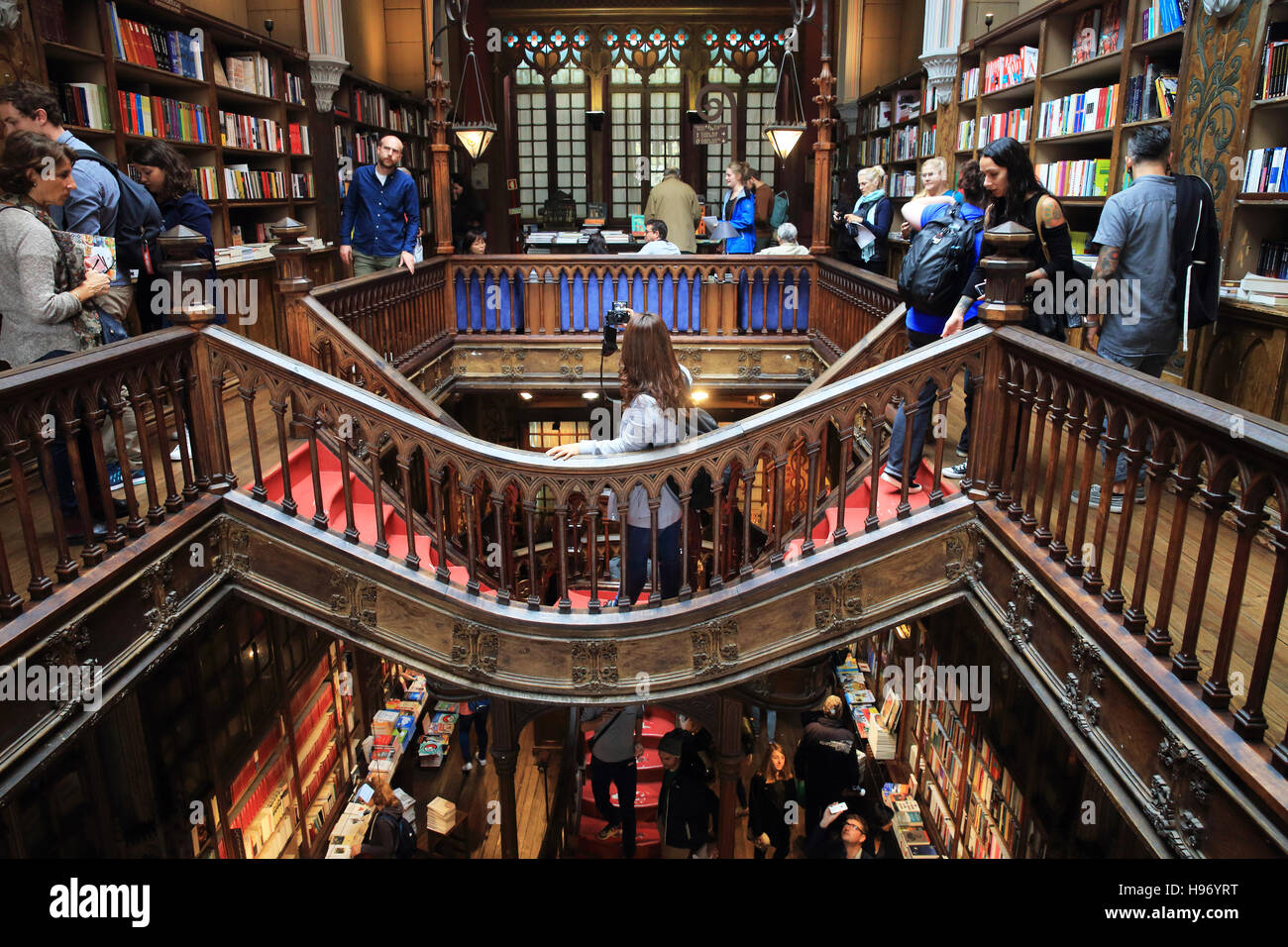 La Librairie Livraria Lello Magnifique Connue Sous Le Nom De Harry Potter Dans La Bibliotheque De Poudlard Du Jk Rowling A Porto Portugal Europe No Photo Stock Alamy