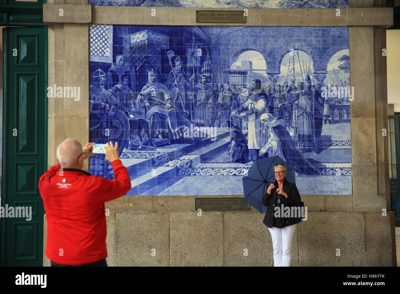 La jolie azulejo bleu carreaux dans la gare de São Bento, à Porto, dans le nord-ouest du Portugal, le sud de l'Europe Banque D'Images