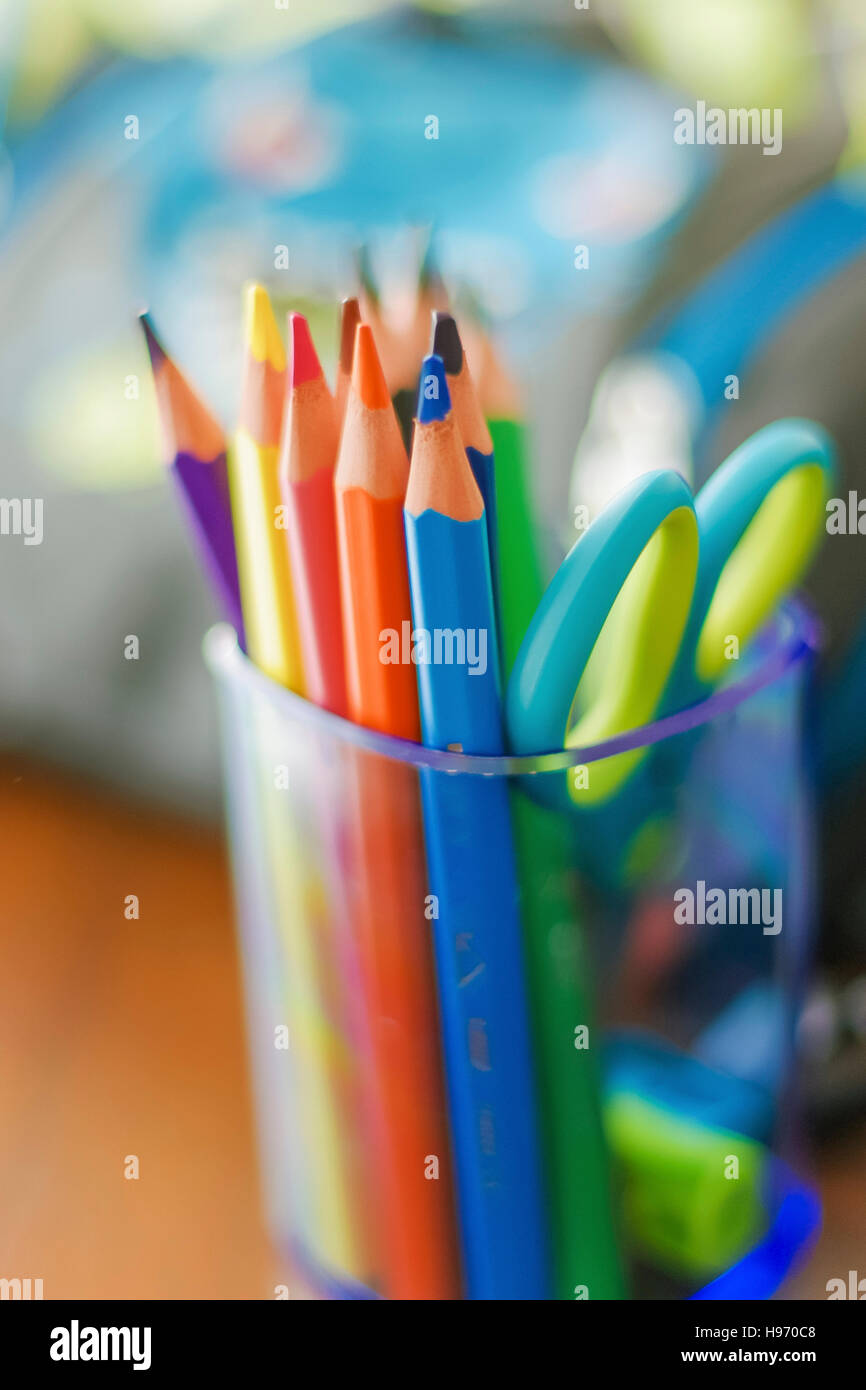 Crayons de couleur dans une tasse en plastique transparent Banque D'Images