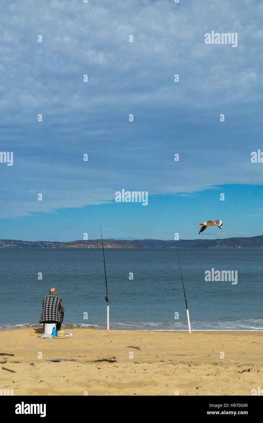 Pêcheur assis à la plage à Maitland Bay - Nouvelle Galles du Sud - Australie Banque D'Images