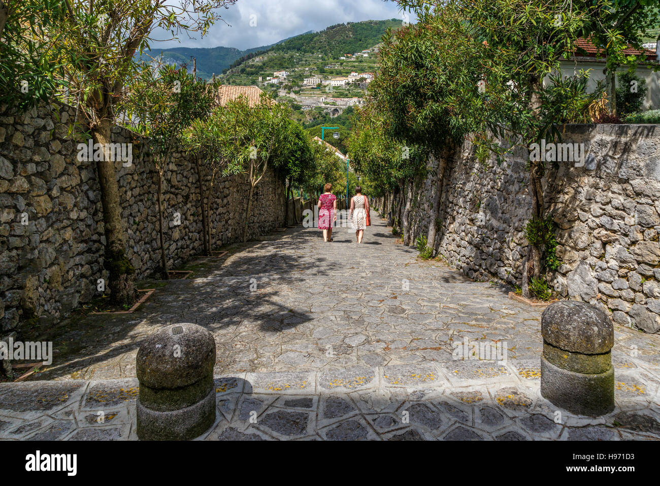 Deux femmes en ordre décroissant les étapes de Viale Richard Wagner à Ravello, Italie. Banque D'Images