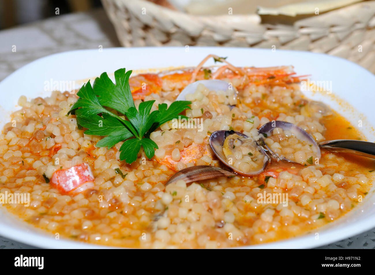 Fregola aux moules en forme de balle (pâtes), Sardaigne Santa Caterina di Pittinuri, Sardaigne Banque D'Images