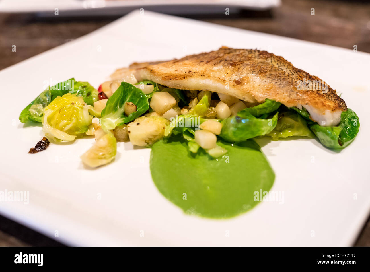 La peau croustillante poisson blanc grillé avec légumes Banque D'Images