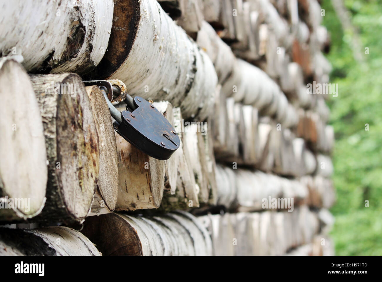 Grumes de bouleau de texture pattern empilés sur les murs de la maison et verrouiller les volets métalliques sur les fenêtres. Banque D'Images