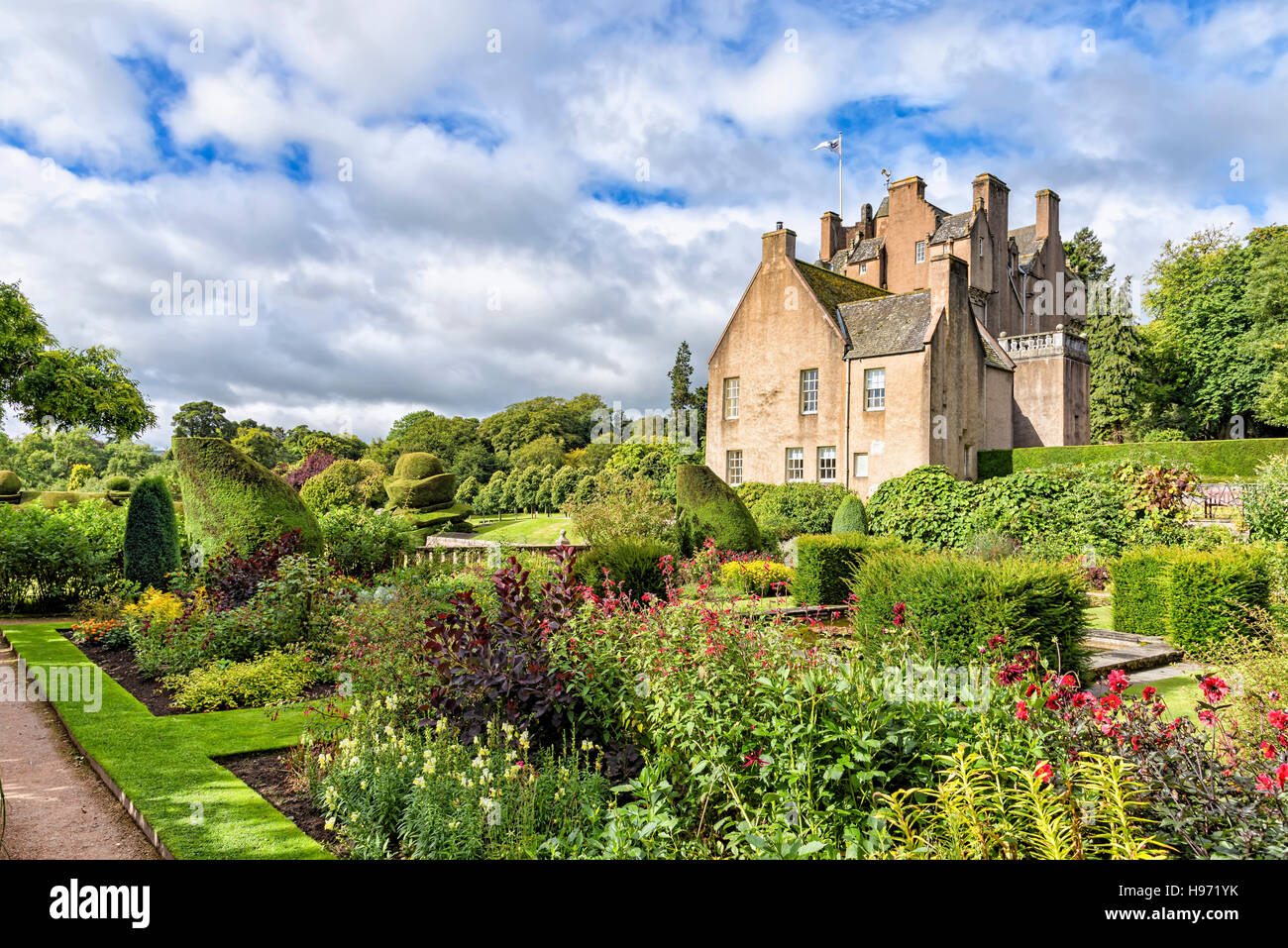 Aberdeen, Royaume-Uni - Août 18, 2014 : Avis de 16e siècle le Château de Crathes et jardin Banque D'Images