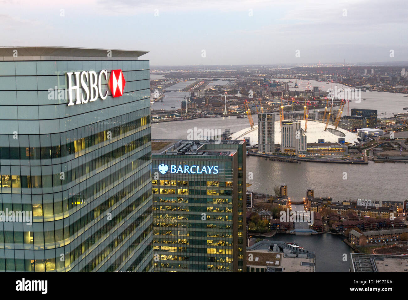 HSBC et Barclays Bank siège à Canary Wharf à Londres. L'O2 arena, Tamise, et l'aéroport de Londres en arrière-plan Banque D'Images