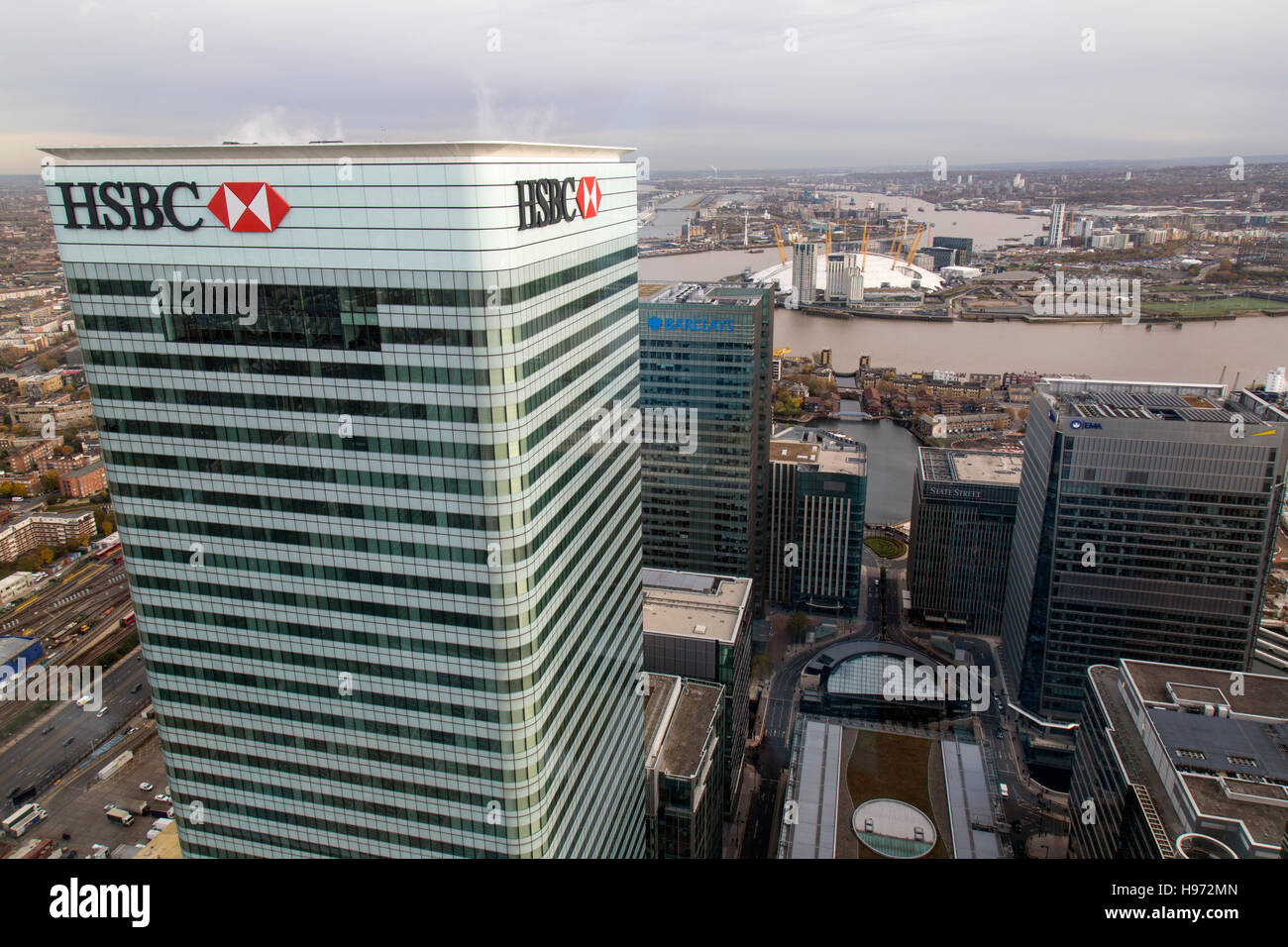 Point de vue élevé vue de la Banque HSBC et Barclays Bank bureaux à Canary Wharf, Londres, avec l'O2 arena et Tamise Banque D'Images