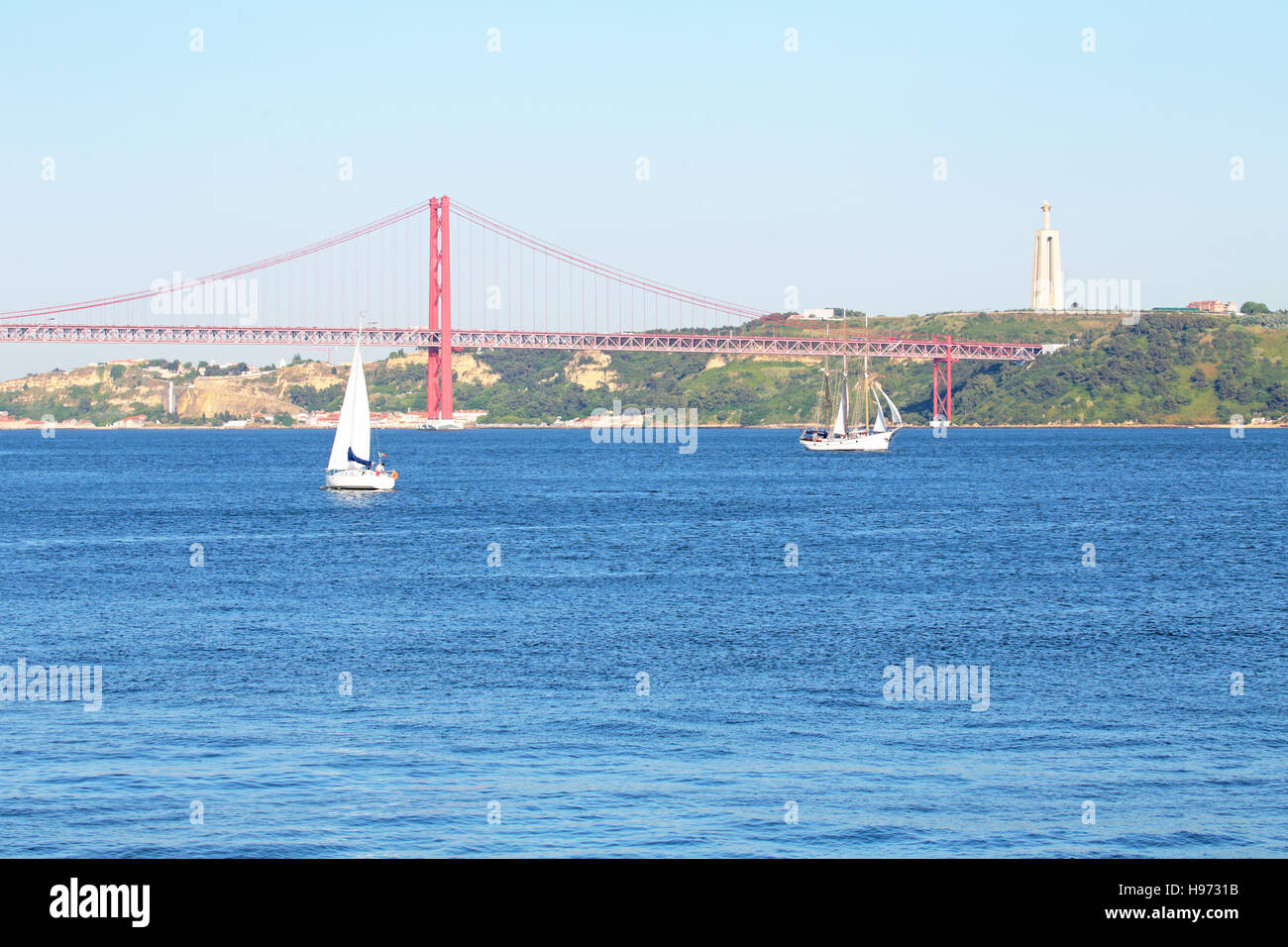 La voile sur la rivière Tejo avec le pont du 25 avril et le Christo Rei à Lisbonne Portugal Banque D'Images