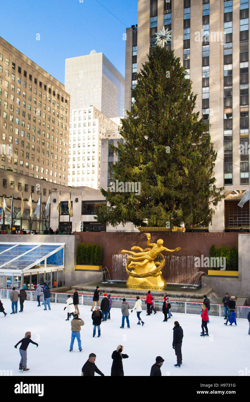 Vue depuis le Rockefeller Center de Manhattan pendant la saison de vacances de Noël avec les patineurs et arbre de Noël. Banque D'Images