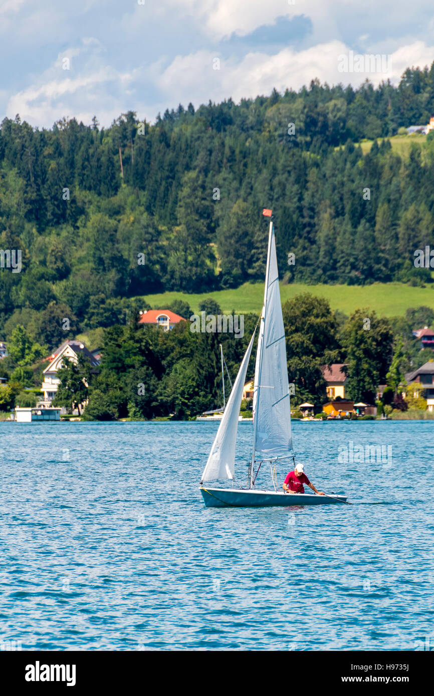 Voilier sur le lac Worthersee en Autriche Banque D'Images