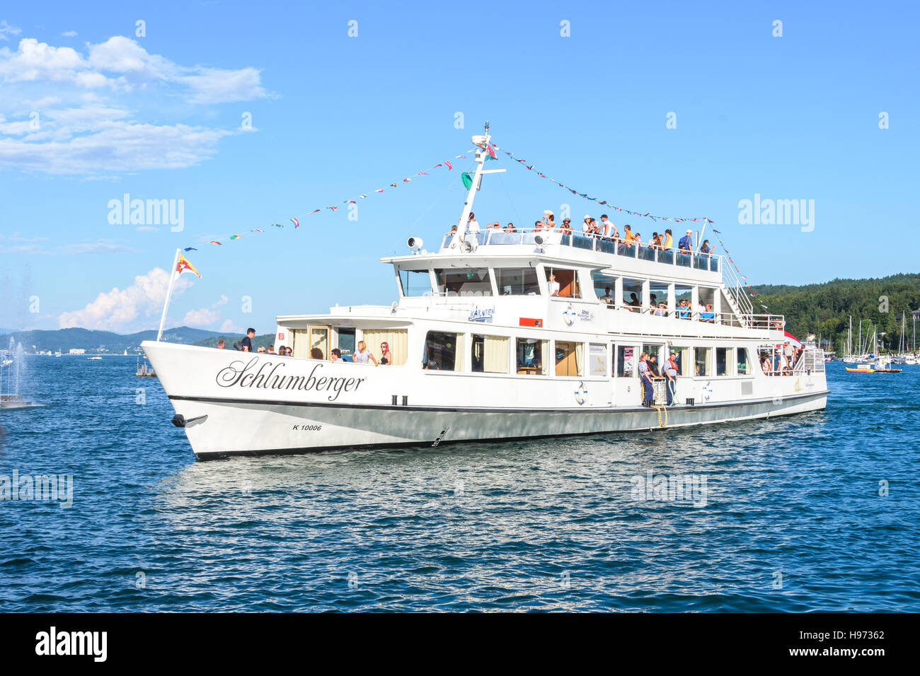 Velden, Autriche - le 14 août 2016 : Schlumberger navire à passagers sur le lac Worthersee en haute saison touristique sur ligne régulière Banque D'Images