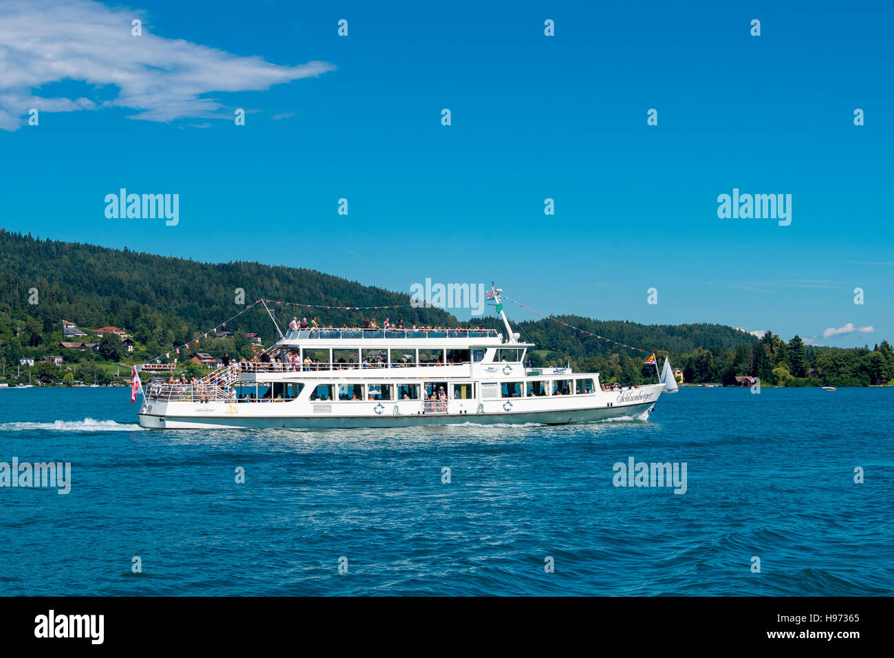 Velden, Autriche - le 14 août 2016 : Schlumberger navire à passagers sur le lac Worthersee en haute saison touristique sur ligne régulière Banque D'Images